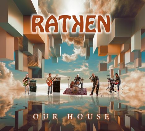 Text: "RATKEN" oben, "OUR HOUSE" unten. Band spielt Musik vor surrealem, würfelförmigem Himmel mit Spiegelungen.