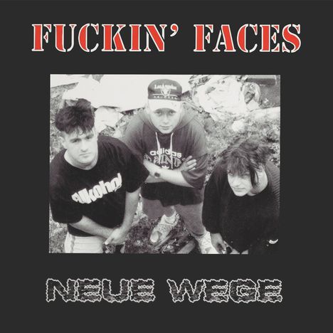 Oben steht "FUCKIN’ FACES", unten "NEUE WEGE". Drei Personen schauen von unten in die Kamera.
