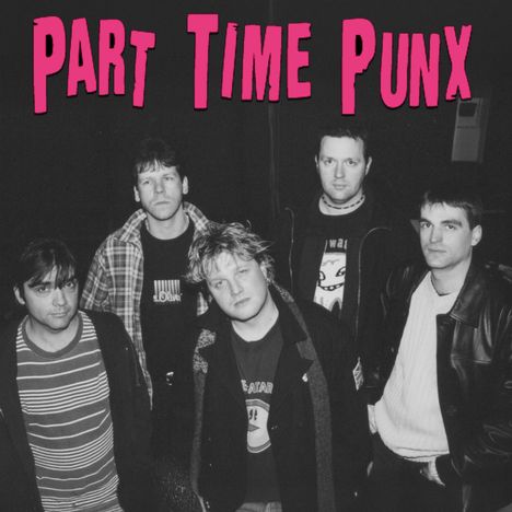 „Part Time Punx“ in pinker Schrift über fünf Männern in lässiger, alternativer Kleidung. 