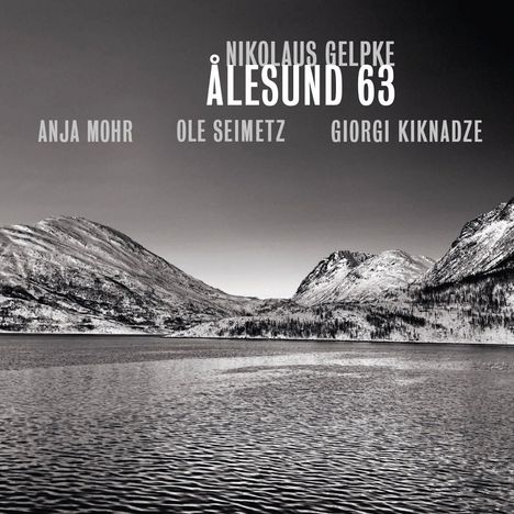 Nikolaus Gelpke, Ålesund 63. Anja Mohr, Ole Seimetz, Giorgi Kiknadze. Schwarz-weißes Berg- und Seepanorama.