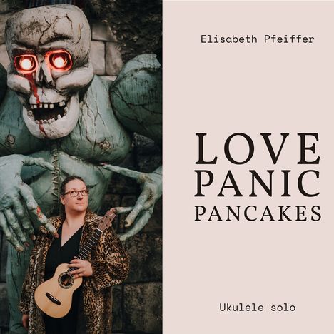 Text: "Elisabeth Pfeiffer, LOVE PANIC PANCAKES, Ukulele solo." Person mit Ukulele vor großer Monsterfigur.