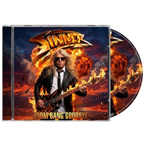 „SINNER“ oben, „BOOM BANG GOODBYE“ unten. Ein Mann mit Gitarre vor Feuer und Explosionen, trägt Sonnenbrille.