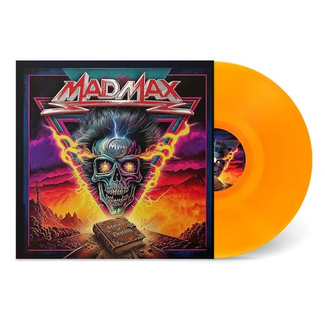 "Mad Max" oben, "Stories of Destiny" auf einem Buch. Illustration mit Totenkopf und Blitzen, Berge im Hintergrund. Orangefarbene Vinyl-Schallplatte.