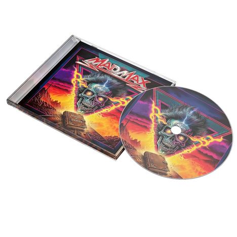 „Mad Max“ in roter Schrift, ein Totenkopf umgeben von Blitzen, darunter ein geöffnetes Buch in einer fantastischen Landschaft.