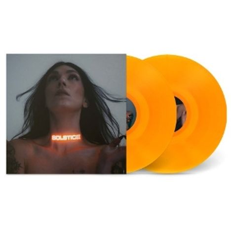 Text "SOLSTICE". Frau blickt nach oben. Zwei orangefarbene Schallplatten.