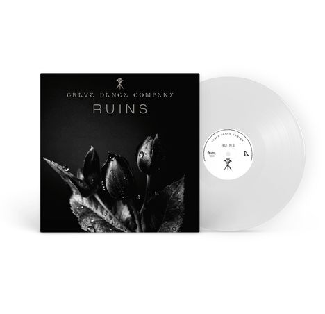 "GRAVE DANCE COMPANY RUINS" steht auf einem Albumcover. Darunter schwarze Knospen mit Wassertropfen, daneben eine weiße Vinyl-Schallplatte.