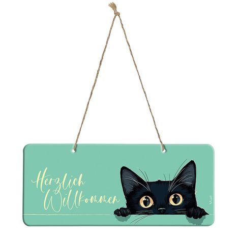 "Herzlich Willkommen" in geschwungener Schrift auf einem türkisfarbenen Schild, mit einer schwarzen Katze, die neugierig schaut.