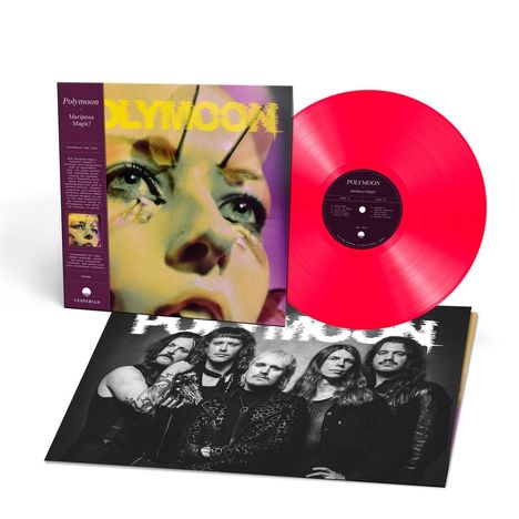 Text: "Polymoon", "Mariposa", "Magic". Sichtbar: Nahaufnahme eines Gesichtes, leuchtend pinke Vinyl-Schallplatte, Bandfoto.