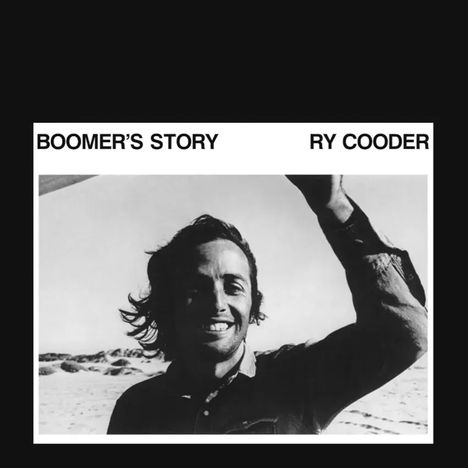 Text oben: "BOOMER'S STORY" und "RY COODER". Schwarz-Weiß-Bild einer Person, die draußen lächelt.