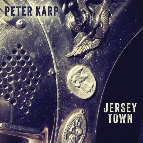 Text: "PETER KARP" oben links, "JERSEY TOWN" unten rechts. Metallstruktur mit Flügel- und Engelmedaillen.