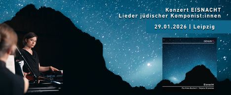 Konzert EISNACHT, Lieder jüdischer Komponist:innen, 29.01.2026, Leipzig. Eine Frau spielt Klavier vor einem Sternenhimmel.