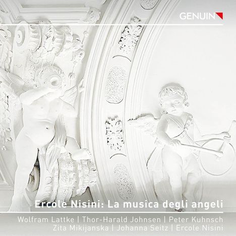 Aufwendige weiße Stuckkunst mit Engeln; Text: "Ercole Nisini: La musica degli angeli" und Künstlernamen darunter.