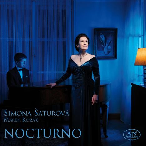 Simona Šaturová und Marek Kozák, Nocturno. Frau in elegantem Kleid, Mann am Klavier, blaue Beleuchtung.