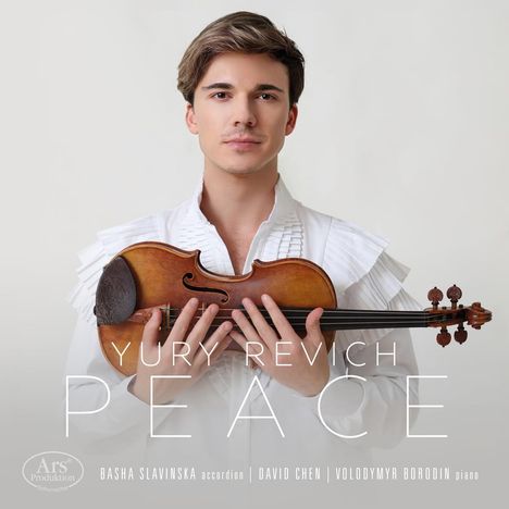"Yury Revich PEACE", Musiker mit Geige, weiße Kleidung mit Rüschen, ruhig und konzentriert.
