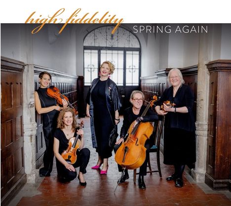Text: "high fidelity", "SPRING AGAIN". Fünf Frauen mit Streichinstrumenten in einem Flur, elegant gekleidet und lächelnd.