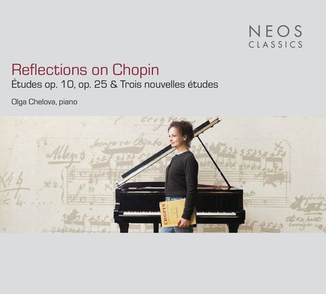 "Reflections on Chopin", Études-Titel und Olga Chelova. Frau neben Flügel, hält Noten. Hintergrund notenähnlich. Logo NEOS CLASSICS.