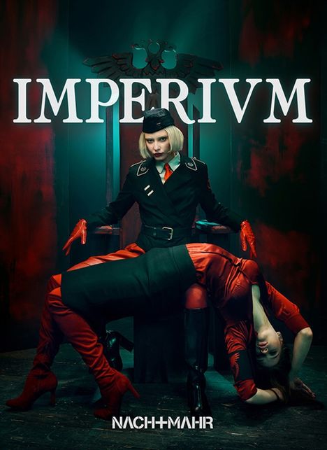 Text: "IMPERIVM", "NACH+MAHR". Person in Uniform sitzt auf einem Thron. Weitere Person liegt in Rot darüber. Hintergrund dunkel.