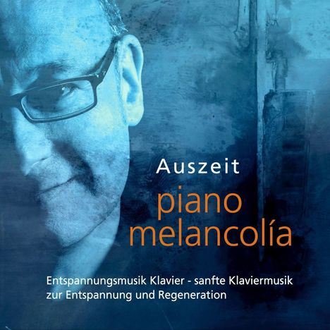 „Auszeit. piano melancolía. Entspannungsmusik Klavier.“ In Blau, ein Gesicht mit Brille im Hintergrund.