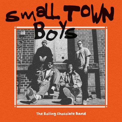 "Smell Town Boys" und "The Rolling Chocolate Band" in markanter Schrift auf orange. Schwarz-weißes Foto von vier Personen vor Ziegelwand.