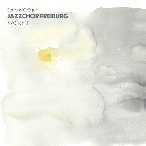 „Bertrand Gröger, JAZZCHOR FREIBURG, SACRED“ steht auf einer nebulösen Aquarell-Illustration in Grautönen und Gelb.