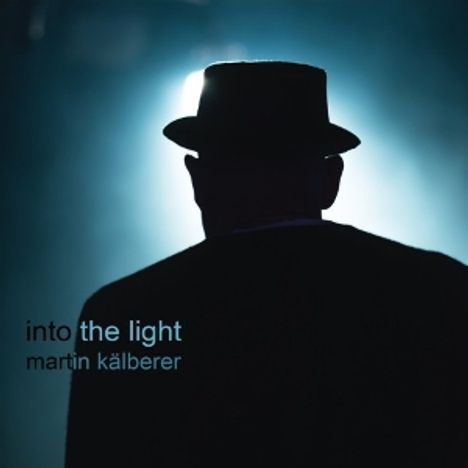 Text: "into the light, martin kälberer". Silhouette einer Person vor hellem Licht. Stimmungsvoll und geheimnisvoll.