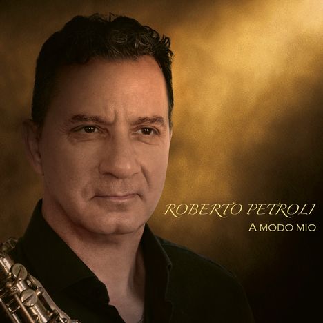 Text: "ROBERTO PETROLI A MODO MIO". Ein Mann mit einem Saxophon vor einem warmen, goldenen Hintergrund.