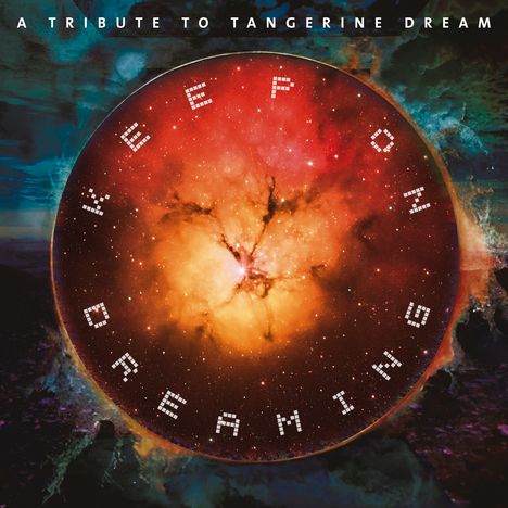 Text: "KEEP ON DREAMING" und "A TRIBUTE TO TANGERINE DREAM". Illustration eines leuchtenden Nebels im Weltraum.
