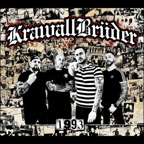 "KrawallBrüder" in markanter Schrift, "1993" darunter; vier tätowierte Männer vor Collage mit Fotos und Zeitungsausschnitten.