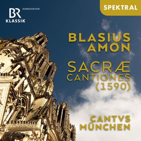 "BLASIUS AMON SACRÆ CANTIONES (1590) CANTVS MÜNCHEN" vor gotischem Kirchturm und blauem Himmel.