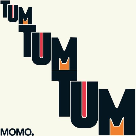 Der Text "TUM" wiederholt sich diagonal in großen Buchstaben. Unten links steht "MOMO." in kleiner Schrift.