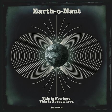 "Earth-o-Naut" oben, "This Is Nowhere. This Is Everywhere." unten. Die Erde im Zentrum mit konzentrischen Kreisen.