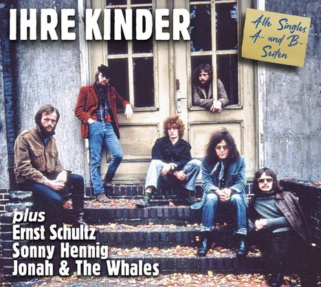 "IHRE KINDER", "plus Ernst Schultz, Sonny Hennig, Jonah & The Whales", Gruppe sitzt auf Stufen vor einer Tür.