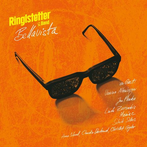 "Ringlstetter & Band Bellavista" steht in gelben und weißen Lettern auf orangefarbenem Hintergrund, mit Sonnenbrille.