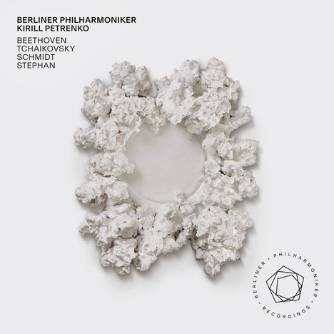 Texte: "Berliner Philharmoniker, Kirill Petrenko, Beethoven, Tchaikovsky, Schmidt, Stephan." 
Illustration: Weißer strukturierter Kranz, Logo unten rechts.