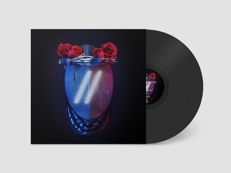 Fechtmaske mit leuchtenden Strichen, bläulich-rötlich beleuchtet, umrahmt von roten Rosen und einer Dornenkrone.