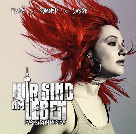 "WIR SIND AM LEBEN – DAS BERLIN MUSICAL". Portrait einer Frau mit roten Haaren in Bewegung.