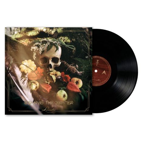 "Osi and the Jupiter" über einem Totenkopf mit Blumen und Äpfeln, Schallplatte daneben.