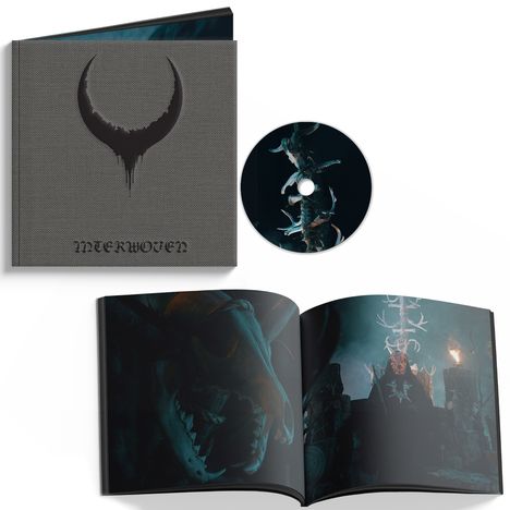 Der Text „INTERWOVEN“ ist auf einem dunklen Buchdeckel mit einem tropfenden Horn-Logo zu sehen. Ein geöffneter Bildband und eine CD daneben.