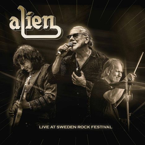 "Alien" und "Live at Sweden Rock Festival" sind in einem Retro-Design. Drei Musiker: Sänger, Gitarrist, Schlagzeuger in Aktion.