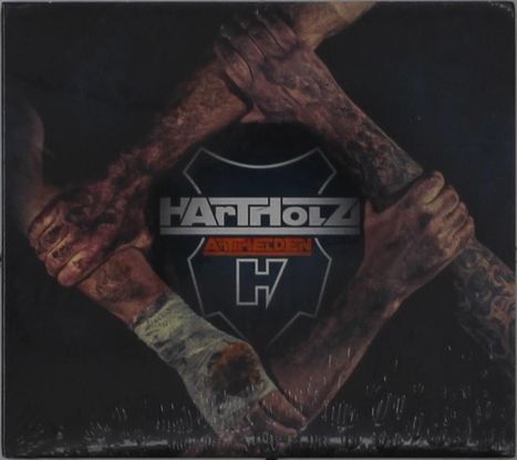 „Hartholz Anhelden H“ vor dunklem Hintergrund. Illustration von vier ineinander greifenden tätowierten Händen.