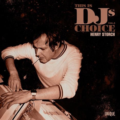 Texte: "THIS IS DJ's CHOICE VOL.5 HENRY STORCH." Ein Mann sucht in Schallplatten. Raucht. Sepia-Ton.