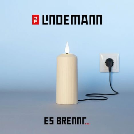 „Lindemann“ und „Es brennt...“. Eine elektrische Kerze ist an eine Steckdose angeschlossen.