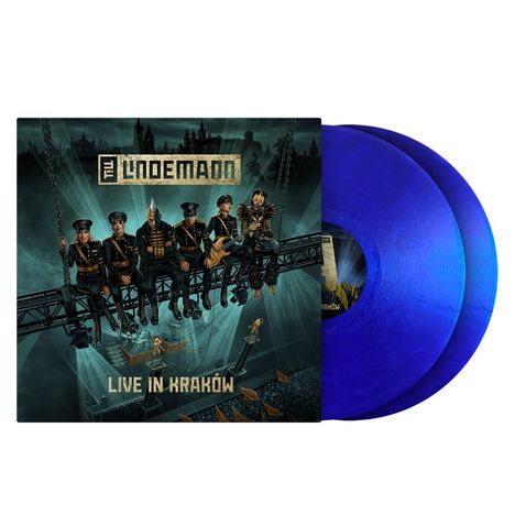 „LINDEMANN“, „LIVE IN KRAKÓW“. Illustration von sechs Personen in schwarzen Uniformen, die auf einem Metallträger sitzen.