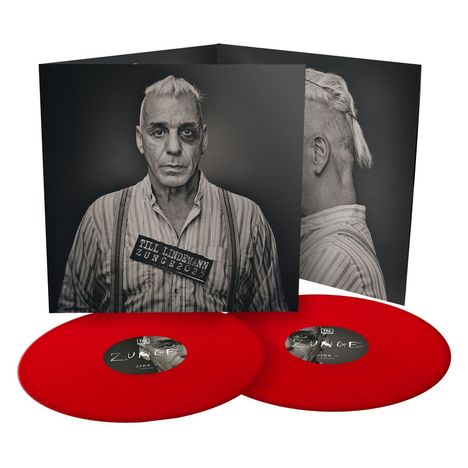 Text: "Till Lindemann Zunge 2023." Schwarz-weiß Porträt, zwei rote Schallplatten. Person trägt gestreiftes Hemd.