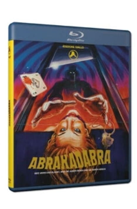 Text: "ABRAKADABRA". Eine Illustration zeigt Hände über einem Gesicht mit Karten und mystischem Hintergrund. Blu-ray-Hülle.