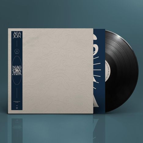 Das Cover zeigt die Texte „AGA JON“ und „JAGGED MAP“ auf einem Design im Schallplatten-Stil.