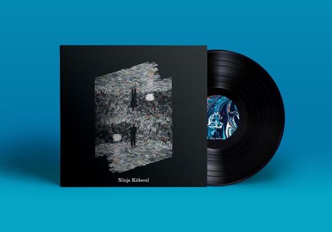 Albumcover mit "Ninja Kidsoul", schwarze Schallplatte, collageartig gestaltetes Cover mit Hombre im Raum, blauer Hintergrund.