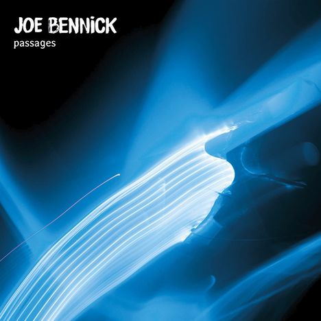 Text: "JOE BENNICK", "passages". Eine abstrakte, blaue Lichterzeichnung.