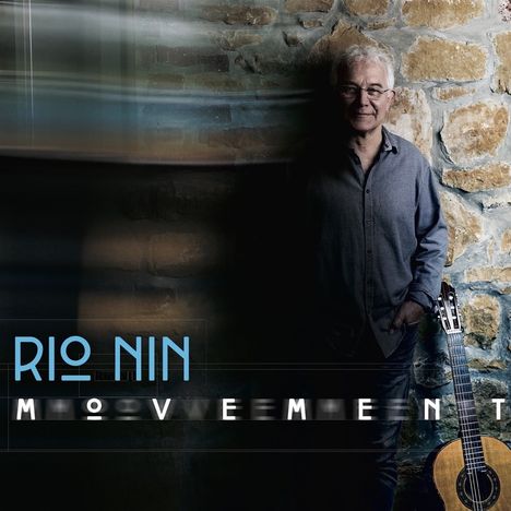 Text: "RIO NIN MOVEMENT". Ein Mann lehnt an einer Steinwand, eine Gitarre steht neben ihm.
