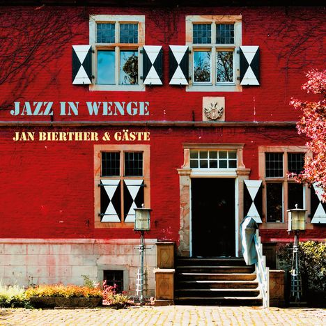 "JAZZ IN WENGE" und "JAN BIERTHER & GÄSTE" auf roter Fassade mit weißen Fensterläden und einer Treppe.
